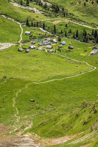 在风景如画的山谷中的小山村图片