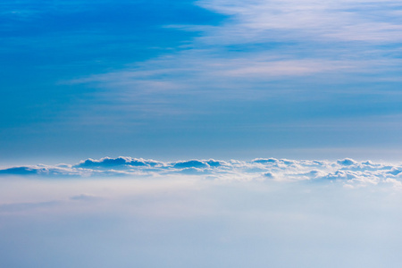 在地平线上的云照片