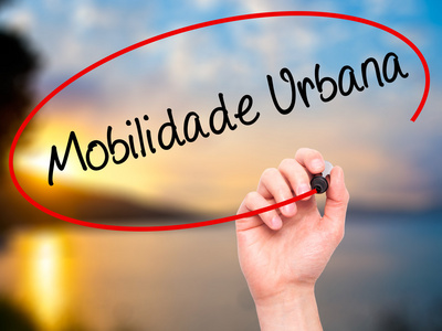 男人手写作厄巴纳 Mobilidade 城市流动性在葡萄牙语