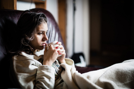 生病的女人在床上, 打电话生病, 一天下班。喝草药茶。维生素和热茶的流感。女人感冒了病毒。Dysentery.Diarrhea.