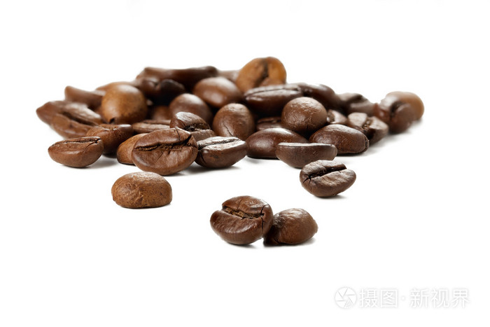 组的咖啡豆在白色背景上