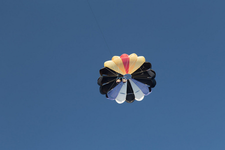 滑翔伞上空气