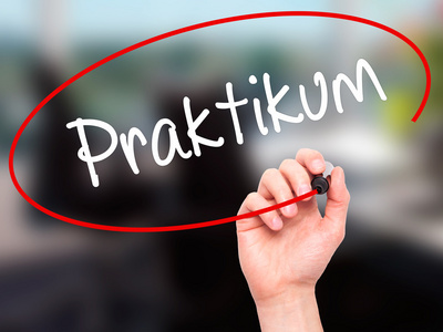 男人手用黑色马写 Praktikum 在德国实习