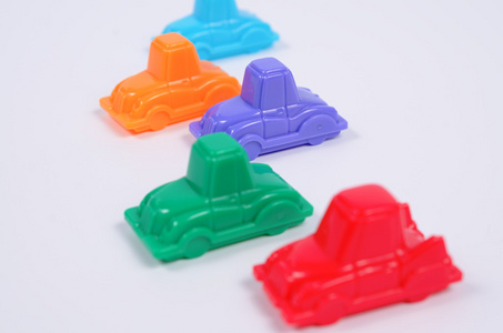 五颜六色的塑料玩具汽车