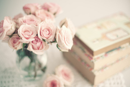 粉色牡丹和书籍
