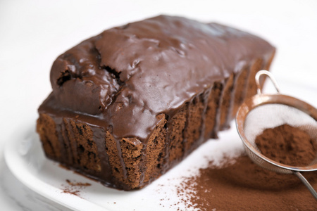 巧克力蛋糕的糖衣和可可粉