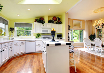 完美的厨房用白色内政 黄色的墙壁和硬木