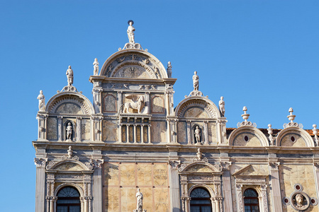 在威尼斯，意大利老中世纪教会的多彩立面