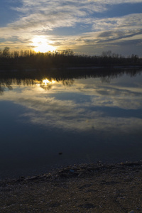 克罗地亚萨格勒布 rakitje 湖面上的日落