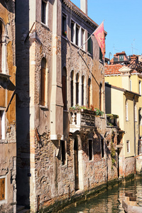 在威尼斯，意大利老中世纪房屋多彩外墙