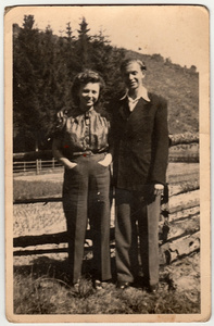 老式照片显示年轻的男人和女人。
