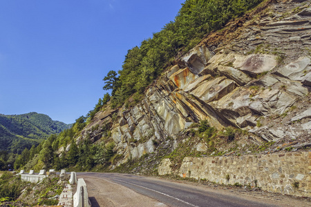 公路旁的岩石峭壁