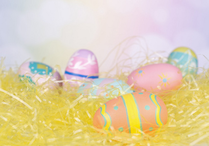 彩绘的鸡蛋复活节草地上