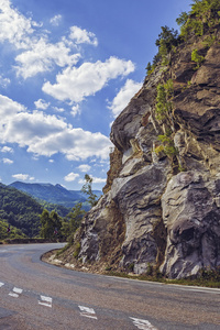 道路转弯沿陡峭的岩石悬崖