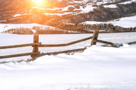 新鲜的雪盖和太阳光线，冬天背景