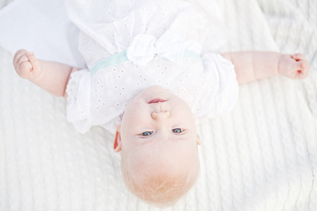 婴儿婴儿躺快乐微笑针织毯子在一张白纸上
