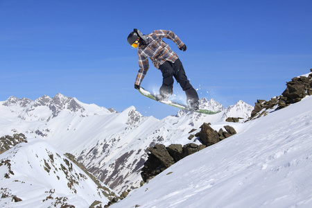 山上的飞行滑雪板。极限运动