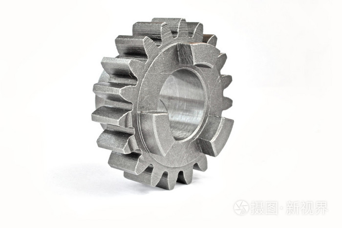 白色背景上的单一金属齿轮
