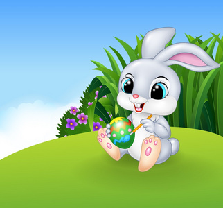 可爱的复活节兔子画蛋上草地背景