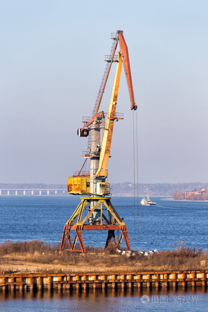 伏尔加河上的港口起重机基涅什马俄罗斯