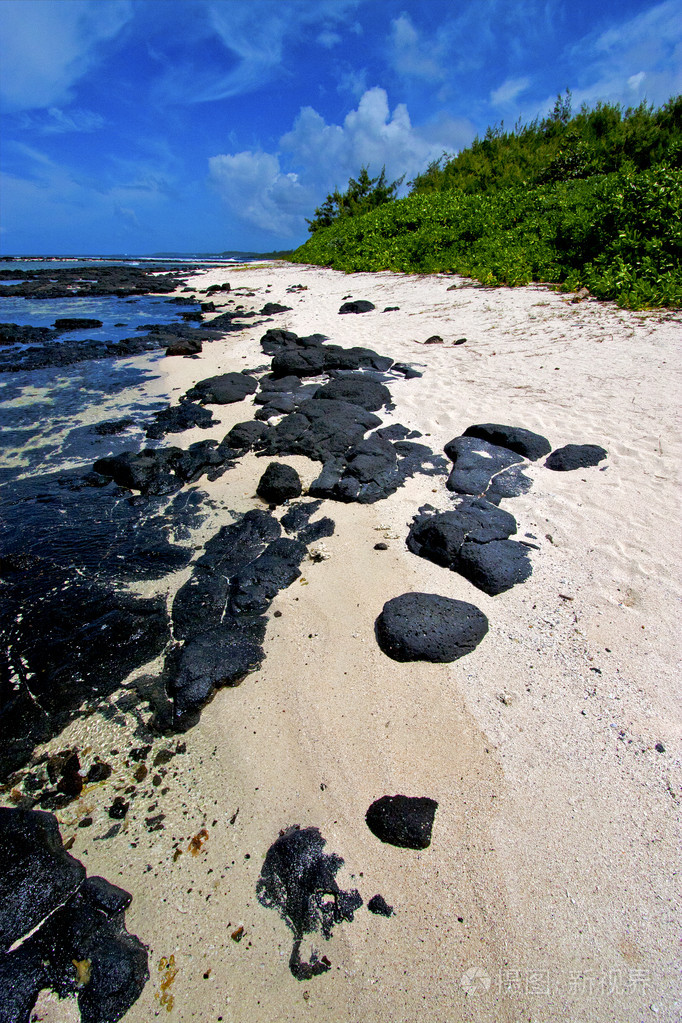 蓝色的海湾泡沫脚步印度洋在岛上的一些石头