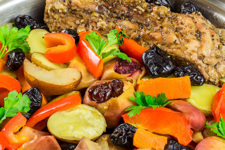 健康食品, 炖猪肉与各种五颜六色的蔬菜在平底锅, 特写镜头