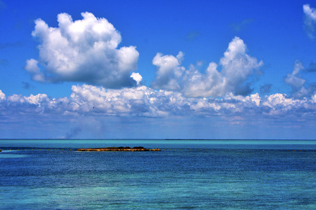 海岸线和蓝色的礁湖岩放松