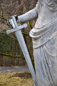 有一把剑的罗马女神的雕像图片