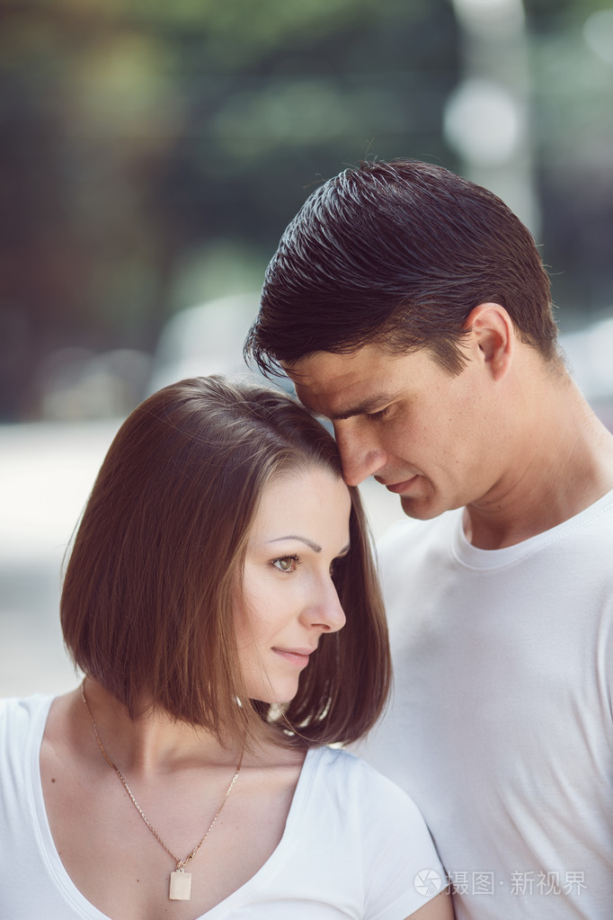 对年轻的夫妇男人女人女孩的肖像