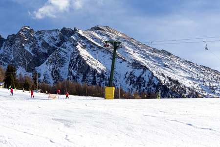 滑雪胜地详细轨道和滑雪缆车