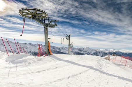 滑雪缆车在安道尔山滑雪度假村，Grandvalira