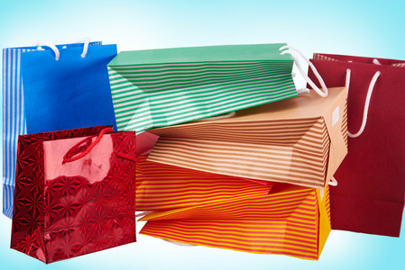 彩色的纸制购物袋渐变背景