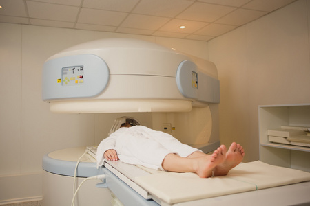 病人正在被扫描和诊断的计算机断层扫描