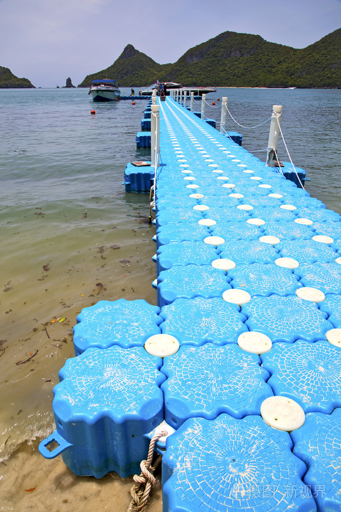 塑料码头海岸线的绿色泻湖野生角