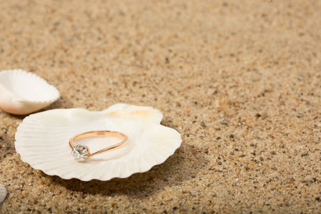 在壳的结婚戒指图片