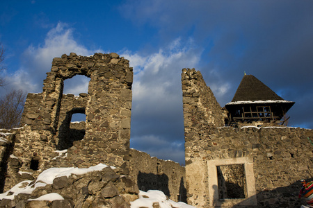 乌日戈罗德城堡是乌日戈罗德，乌克兰一座山丘上广泛的城堡