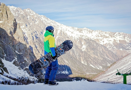 滑雪板举行滑雪板山顶附近了肖像，雪山滑雪斜坡上