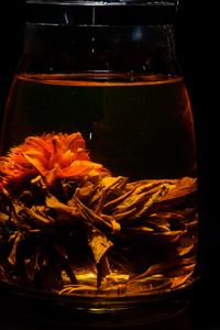 异国情调绿茶与花在玻璃茶壶爱的心