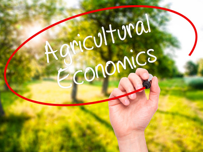 男人手上可见的黑色标记写农业经济学