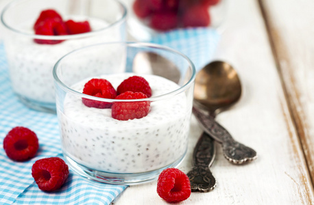 酸奶与籽和新鲜树莓为健康 breakfa