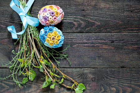 复活节的组成绿枝和鸡蛋在贺年卡技术