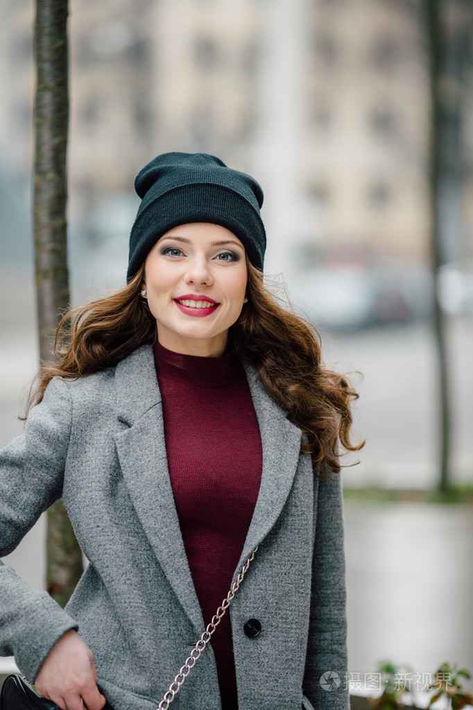 女人站在街与模糊背景