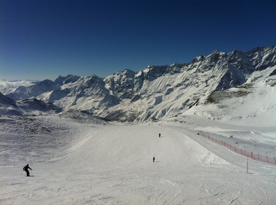 在阿尔卑斯山滑雪坡