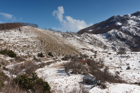 山的倾斜在国家公园 lovcen。莫滕格尔