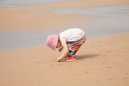 婴儿寻找海贝壳