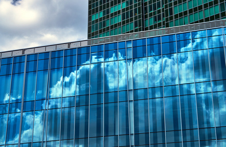 天空和云在玻璃幕墙反射
