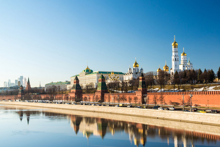 在阳光明媚的一天，俄罗斯莫斯科克里姆林宫的全景