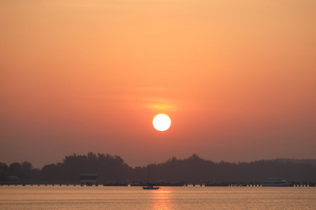 在 Sttahip，泰国港口与日出海