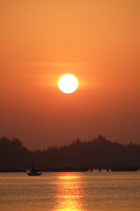 在 Sttahip，泰国港口与日出海