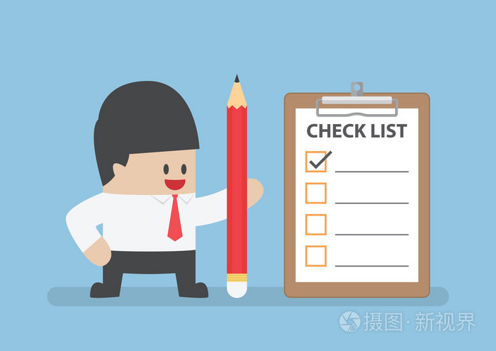 商人拿铅笔与剪贴板和核对表